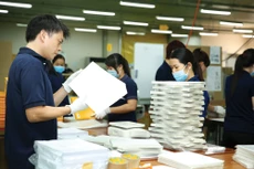 Theo các doanh nghiệp, việc tăng lương tối thiểu sẽ đẩy chi phí sản xuất lên cao, ảnh hưởng đến năng lực cạnh tranh của doanh nghiệp. Ảnh: Lê Tiên