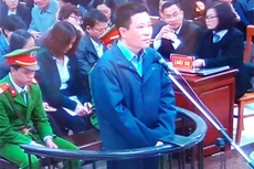 Cựu chủ tịch HĐQT OceanBank - Hà Văn Thắm trước vành móng ngựa.