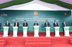 Thủ tướng Nguyễn Xuân Phúc nhấn nút khởi động sản xuất nông nghiệp công nghệ cao tại tỉnh Hà Nam