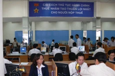 Dù đã có trên 97% doanh nghiệp sử dụng giao dịch điện tử trong lĩnh vực thuế, hải quan, nhưng nhiều cơ quan vẫn yêu cầu doanh nghiệp phải cung cấp hồ sơ dạng giấy. Ảnh: Huy Thắng