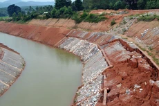 Nhà thầu thi công cho rằng mình không phải chịu trách nhiệm về sự cố sạt lở kênh tiêu Châu Bình bởi tình huống này đã được nhà thầu tư vấn tiên lượng. Ảnh: Vietnamnet