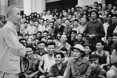 Chủ tịch Hồ Chí Minh thăm cán bộ, công nhân Nhà máy Xe lửa Gia Lâm (Hà Nội) ngày 19/5/1955