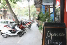 Luật Giao thông đường bộ quy định việc sử dụng vỉa hè cho mục đích phi giao thông do UBND các tỉnh, thành phố quyết định. Ảnh: Huyền Trang