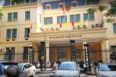 3 bị cáo bị truy tố tội thiếu trách nhiệm khi thực hiện nhiệm vụ điều tra, xác minh nội dung kê khai đối với từng tổ chức, hộ gia đình, cá nhân có nhà, đất. Ảnh: Đức Thắng