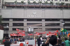 Cư dân tại Home City bức xúc khi chủ đầu tư bịt lối đi chính, bắt cư dân đi một lối đi phụ không có địa chỉ rõ ràng.