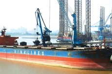 Vinalines quyết tâm cắt lỗ với việc “thả nổi” giá bán tàu Vinalines Trader thông qua hình thức chào bán cạnh tranh. Ảnh: Quang Tuấn