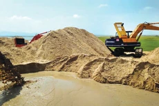 Từ cuối tháng 3/2017 đến nay, giá cát tại TP.HCM đã tăng gần gấp 3 lần. Ảnh: Văn Huyền