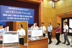 Bộ trưởng Nguyễn Chí Dũng và các lãnh đạo, cán bộ, công chức, viên chức, người lao động Bộ KH&ĐT tham gia quyên góp ủng hộ đồng bào bị thiệt hại do bão số 10. Ảnh: Đức Trung