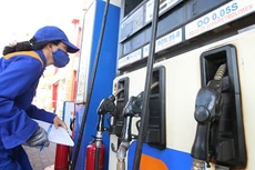 Giữ giá xăng, tăng giá dầu từ 15h