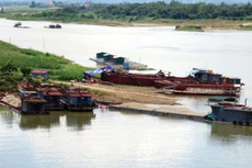 Theo chủ trương cấp phép nạo vét lòng sông, các tàu nạo vét chỉ được hoạt động từ 6 giờ sáng đến 6 giờ tối. Ảnh: Quế Hà