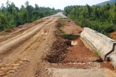 Quốc lộ 12A, đoạn Khe Ve - Cha Lo (tỉnh Quảng Bình) tiềm ẩn nguy cơ mất an toàn giao thông và không đáp ứng được nhu cầu vận tải ngày càng tăng cao. Ảnh: Uông Tân