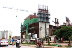 Để hoàn thiện các thủ tục trước khi khởi công xây dựng một công trình có thể phải mất từ 1 - 2 năm. Ảnh: Nhã Chi