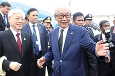 Phó Thủ tướng, Bộ trưởng Hoàng cung Samdech Kong Som Ol đón Tổng Bí thư Nguyễn Phú Trọng và đoàn tại sân bay. Ảnh: Tấn Tuân