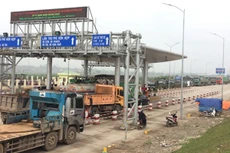 Phương tiện của người dân chặntrạm thu phí gây ách tắc giao thôngngày 13/3. Ảnh:Anh Duy