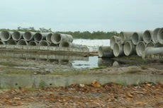 Kiểm tra hiện trường một số gói thầu đang thi công tại Hải Dương cho thấy không có chỉ huy trưởng công trường tại thời điểm kiểm tra. Ảnh: Tiên Giang