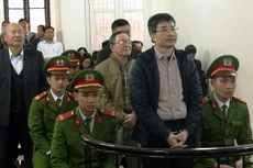 Giang Kim Đạt trước vành móng ngựa cùng bố là Giang Văn Hiển (bị cáo mặc áo vét, sơ mi trắng) kháng cáo lên TAND Cấp cao.