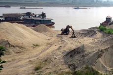 17 dự án nạo vét, duy tu luồng đường thủy nội địa trên sông Hồng đang được giao cho 12 doanh nghiệp thực hiện, khai thác. Ảnh: Quế Hà