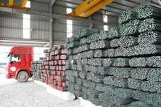 Trong vòng 24 ngày đầu tháng 7, lượng thép bán ra của 5 doanh nghiệp lớn ước đạt 750.000 tấn, vượt mức tiêu thụ của cả tháng 6/2017. Ảnh: Tường Lâm