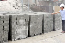 Việc lồng ghép các yếu tố xanh vào xây dựng kế hoạch mua sắm đang bị bỏ ngỏ. Ảnh: Lan Hương