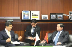 Bộ trưởng Bộ Kế hoạch và Đầu tư Nguyễn Chí Dũng hội đàm với Bộ trưởng Bộ Giao thông Quốc thổ Nhật Bản Kenichi Ishi. Ảnh: Duy Nam