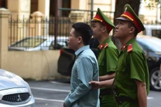 Dẫn giải bị cáo Hà Văn Thắm vào phòng xét xử. Ảnh: Nguyên Vũ