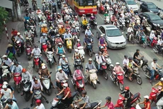 Tuyến đường Vĩnh Tuy - Ngã tư Sở thường xuyên ùn tắc vào giờ cao điểm. Ảnh: Tiên Giang