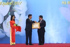 Thủ tướng Lào Thoonglun Sisulith trao Huân chương Tự do của Chủ tịch nước Lào cho Bộ trưởng Bộ KH&ĐT Nguyễn Chí Dũng. Ảnh: Đức Trung