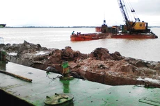Việc không áp dụng đấu thầu cạnh tranh tại các dự án nạo vét đã gây nên nhiều hệ lụy. Ảnh: Liên Hoa