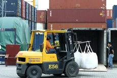 Tháng 2, các doanh nghiệp tăng nhập khẩu máy móc thiết bị, nguyên vật liệu phục vụ cho sản xuất sau Tết. Ảnh: Lê Tiên