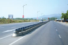 Quốc lộ 18A được mở rộng từ 2 làn xe lên 4 làn xe. Ảnh: Lê Tiên