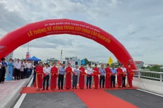 Lãnh đạo TP.HCM đã cắt băng thông xe công trình xây dựng cầu Rạch Đĩa kết nối Quận 7 với huyện Nhà Bè có tổng mức đầu tư 512 tỷ đồng. Ảnh: Ngọc Tuấn 