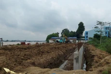 Dự án hạ tầng trọng điểm, Đường ven sông Đồng Nai có vốn đầu tư khoảng 1.300 tỷ đồng đang bị chậm tiến độ vì vướng mắc trong khâu giải phóng mặt bằng. Ảnh: Ngọc Tuấn