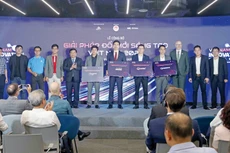 Bộ trưởng Bộ KH&ĐT Nguyễn Chí Dũng vinh danh các doanh nghiệp có giải pháp Đổi mới sáng tạo Việt Nam 2023. Ảnh: Trương Gia