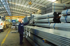 Một vài doanh nghiệp đã điều chỉnh giá bán thép thêm 100.000 đồng/tấn ở một số chủng loại sản phẩm sau khi giá điện tăng. Ảnh: Nhã Chi