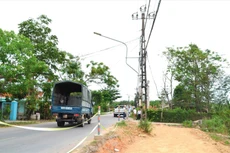 Mặt bằng thi công trên tuyến Quốc lộ 14E qua Quảng Nam liên tục bị ngắt quãng do vướng nhà dân và hạ tầng kỹ thuật