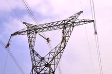 Công nhân QLVH đường dây thay sứ bẩn có nguy cơ gây sự cố Đường dây 500kV Nho Quan - Thường Tín