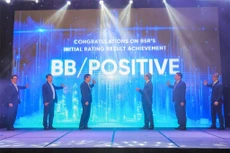 Các đại biểu thực hiện nghi thức công bố xếp hạng tín nhiệm lần đầu của Công ty CP Lọc hóa dầu Bình Sơn