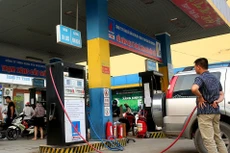 Việc thuế bảo vệ môi trường đối với xăng, dầu, mỡ nhờn trở về mức trần của biểu khung thuế từ ngày 1/1/2024 sẽ ảnh hưởng tiêu cực đến đời sống người dân và hoạt động của doanh nghiệp. Ảnh: Nhã Chi