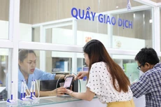 Nhân viên Tổng công ty Cấp nước Sài Gòn tiếp nhận đăng ký định mức nước sinh hoạt, thu thập số định danh khách hàng