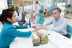 Đến nay, lãi suất tiền gửi và cho vay bình quân của giao dịch phát sinh mới bằng VND của các ngân hàng thương mại giảm khoảng 2%/năm so với cuối năm 2022. Ảnh: Hoài Nam