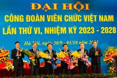 Bộ trưởng Bộ Kế hoạch và Đầu tư Nguyễn Chí Dũng được vinh danh Giải thưởng Cống hiến 