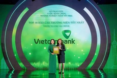 Đại diện Vietcombank, bà Bạch Thị Thanh Hà - Trưởng phòng Quan hệ công chúng (bên trái) nhận giải thưởng từ Ban tổ chức