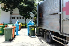Gói thầu Dịch vụ thu gom, vận chuyển, xử lý chất thải y tế cho Bệnh viện Nhân dân 115 yêu cầu nhà thầu có trách nhiệm phân loại rác. Ảnh minh họa: Hà An