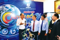 Phó Chủ tịch UBND TP.HCM Dương Anh Đức tham quan gian hàng chuyển đổi số của Tổng công ty Cấp nước Sài Gòn tại Triển lãm “Công nghệ nâng tầm cuộc sống 2023” tổ chức ngày 4 - 5/10/2023 tại TP.HCM
