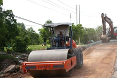 Gói thầu Xây lắp thuộc Dự án Xây dựng cầu + đường bê tông xi măng Tân Thanh 2 - Thanh Xuân, thị trấn Văn Quan, tỉnh Lạng Sơn yêu cầu một số tiêu chuẩn trong thi công đã hết hiệu lực. Ảnh minh họa: Nhã Chi