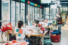 Một số doanh nghiệp trong cộng đồng người yếu thế như Kym Việt, Vụn Art đang tiên phong sản xuất các sản phẩm thân thiện môi trường và xanh hóa hoạt động sản xuất kinh doanh. Ảnh: Lê Tiên