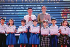Lãnh đạo Thành ủy TP. Quảng Ngãi và Lãnh đạo Tập đoàn Thiên Tân trao học bổng “Chân trời ước mơ” cho học sinh vượt khó vươn lên trong học tập