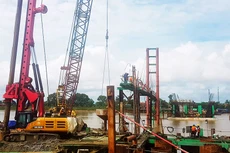 Các nhà thầu đang tập trung thi công hạng mục cầu trên tuyến đường ven biển kết nối hành lang kinh tế Đông Tây, tỉnh Quảng Trị giai đoạn 1. Ảnh: Tú Linh