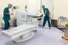 Gói thầu Cung cấp dịch vụ vệ sinh công nghiệp tại Bệnh viện Từ Dũ (TP.HCM) bị nhà thầu đề nghị làm rõ các tiêu chí về nhân sự. Ảnh minh họa: Nhã Chi