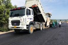 Thi công công trình đường trục ven biển ĐT.719B đoạn Phan Thiết - Kê Gà. Ảnh: Ngọc Tuấn